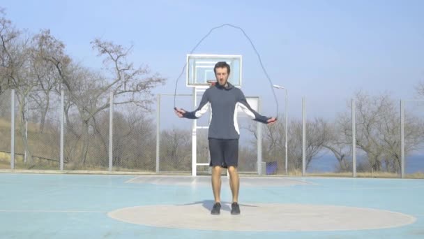 Hombre Joven Entrenando Con Cuerda Salto Aire Libre Día Soleado — Vídeos de Stock
