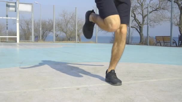 Hombre Joven Entrenando Con Cuerda Salto Aire Libre Día Soleado — Vídeo de stock