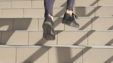 Güneşli sonbahar gününde genç erkek eğitimi, kentsel arka plan