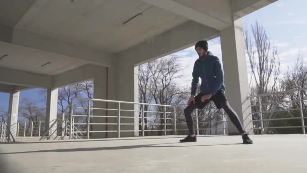 Treinamento Masculino Jovem Dia Ensolarado Outono Fundo Urbano — Vídeo de Stock