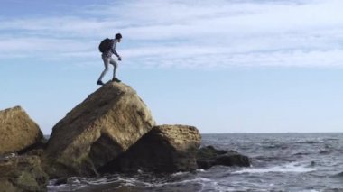 Sahilde fotoğraf kamerası ile genç erkek gezgin