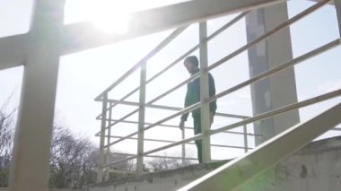 Güneşli sonbahar gününde genç erkek eğitimi, kentsel arka plan