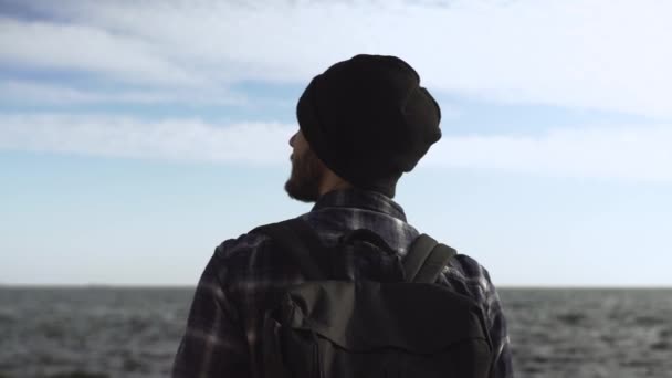 Jovem Viajante Sexo Masculino Com Mochila Relaxante Praia Outono — Vídeo de Stock