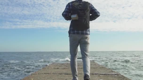 Junge Männliche Reisende Mit Rucksack Relaxen Herbststrand — Stockvideo