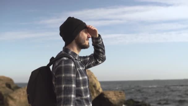 Молодий Чоловік Мандрівник Рюкзаком Розслабляється Осінньому Пляжі — стокове відео