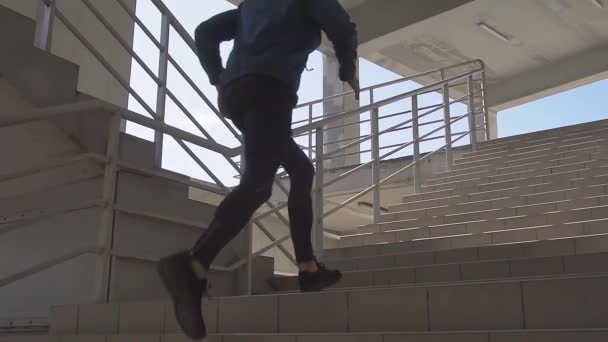 Treinamento Masculino Jovem Dia Ensolarado Outono Fundo Urbano — Vídeo de Stock