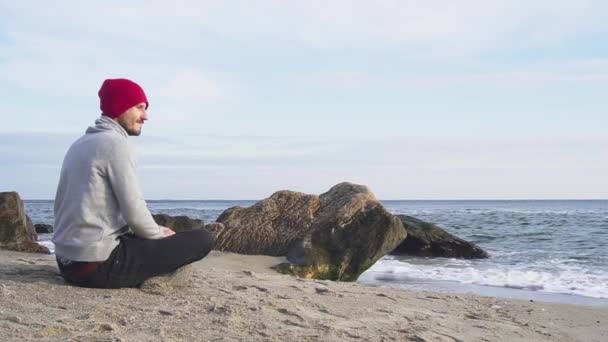 Jeune Homme Jouer Avec Chien Corgi Sur Plage Automne — Video