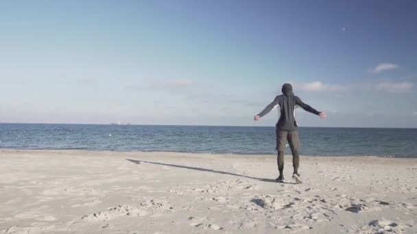 Genç Erkek Koşucu Soğuk Havalarda Açık Havada Eğitim Sonbahar Plajda — Stok video