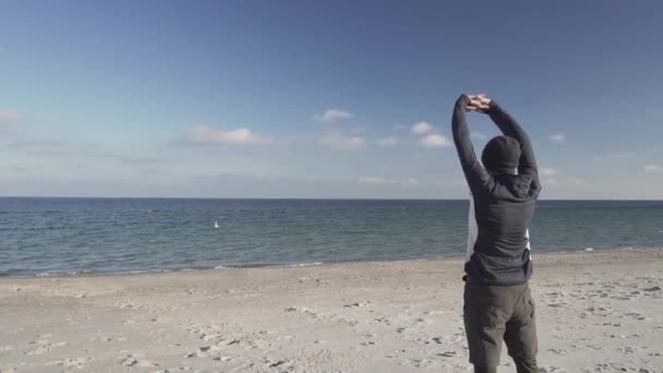 Jovem Corredor Masculino Treinando Livre Tempo Frio Atleta Treino Praia — Vídeo de Stock