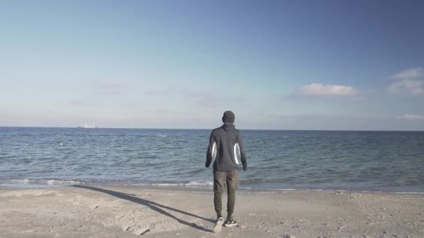 Genç Erkek Koşucu Soğuk Havalarda Açık Havada Eğitim Sonbahar Plajda — Stok video