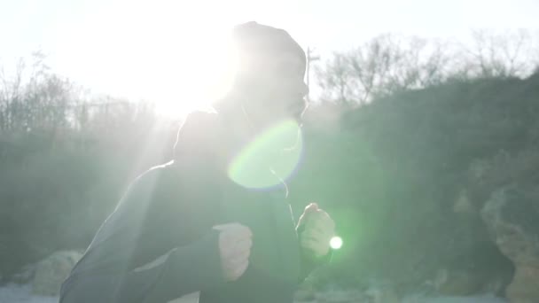 Jeune Coureur Entraînant Extérieur Par Temps Froid Entraînement Athlète Sur — Video