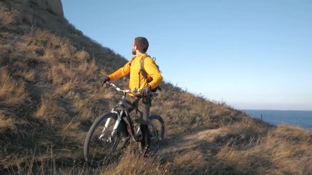 Młody Mężczyzna Rowerzysta Podróży Wzgórzach Lecie Słoneczny Dzień — Wideo stockowe