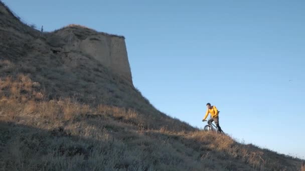 Jovem Ciclista Masculino Viajar Nas Colinas Verão Dia Ensolarado — Vídeo de Stock