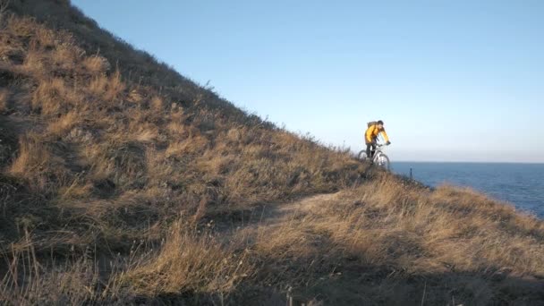 若い男性自転車ライダーは 夏の晴れた日に丘の上を旅行 — ストック動画