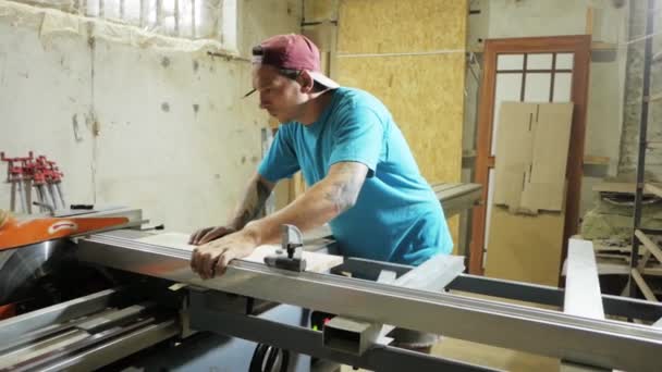 Handwerk Das Mit Natürlichem Holz Arbeitet Herstellung Von Holzmöbeln — Stockvideo