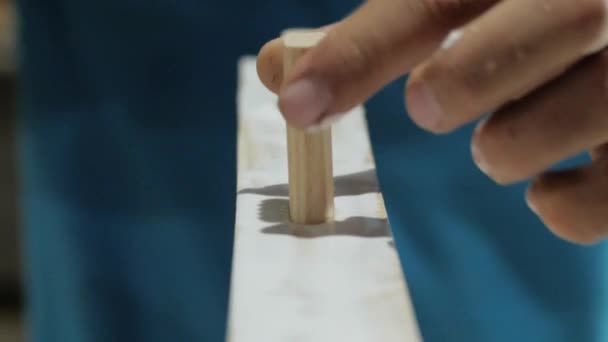 Handwerk Das Mit Natürlichem Holz Arbeitet Herstellung Von Holzmöbeln — Stockvideo