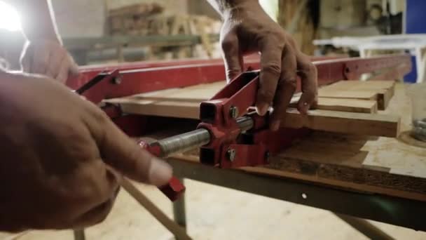 Handwerk Das Mit Natürlichem Holz Arbeitet Herstellung Von Holzmöbeln — Stockvideo