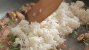 pilav ve sebze pişirmek