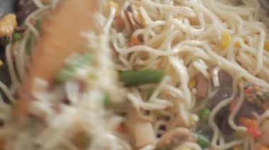 Erişte ve sebze pişirmek.