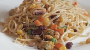 Erişte ve sebze pişirmek.