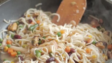 Erişte ve sebze pişirmek.