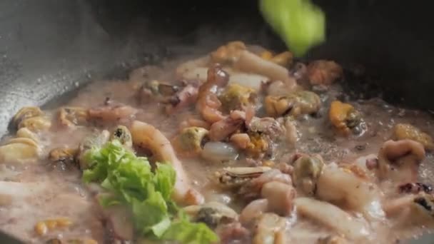 海产食品和蔬菜放在锅里煎 — 图库视频影像