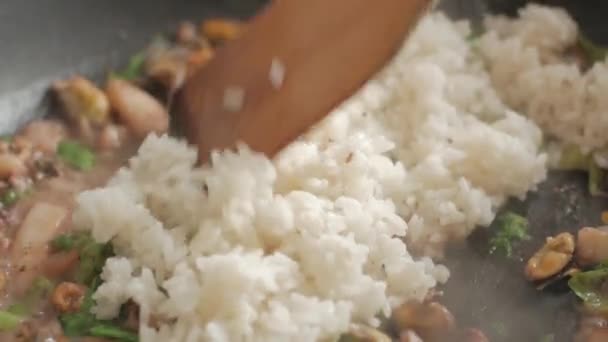 Приготовление Риса Овощей — стоковое видео