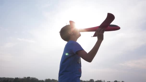 Homme garçon jouer avec jouet avion dans les champs d'été 