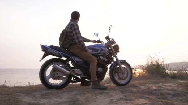 Yonk Voyageur Masculin Avec Dos Assis Sur Moto Près Mer — Video