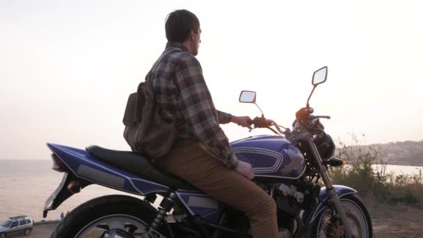 Yonk Viajero Masculino Con Espalda Sentada Motocicleta Cerca Del Mar — Vídeo de stock