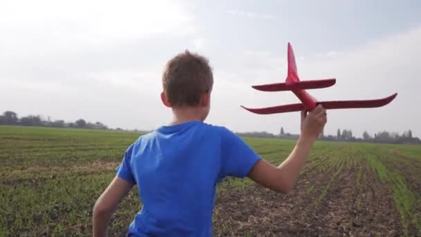 Masculino Menino Jogar Com Brinquedo Avião Verão Campos — Vídeo de Stock