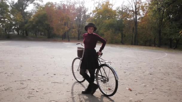 Mujer Joven Montando Bicicleta Retro Parque Otoño — Vídeo de stock