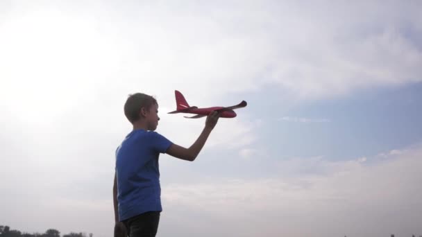 Homme garçon jouer avec jouet avion dans les champs d'été 
