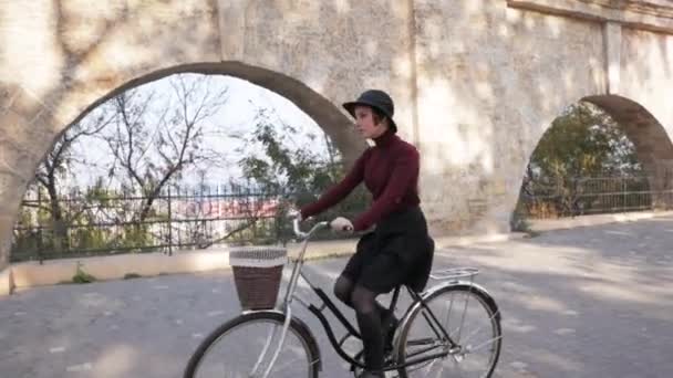 秋の公園でレトロな自転車に乗って若い女性 — ストック動画