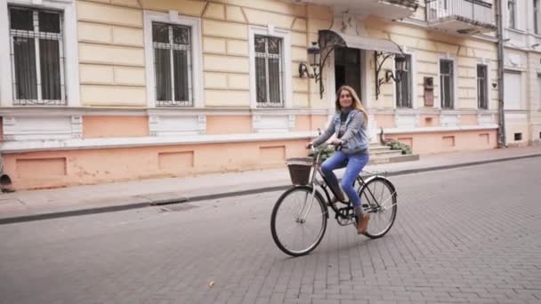 Genç Bir Kadın Sonbahar Sokaklarında Retro Bisiklete Biniyor — Stok video
