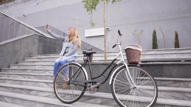 Jeune Femme Vélo Rétro Dans Les Rues Automne — Video