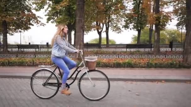 Joven Mujer Paseo Bicicleta Retro Las Calles Otoño — Vídeo de stock