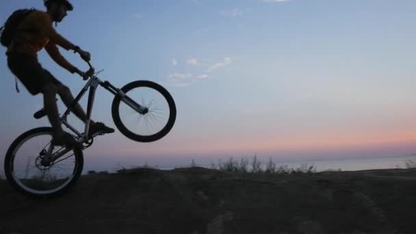 Giro Maschile Mountain Bike Vicino Mare Contro Bellissimo Tramonto — Video Stock