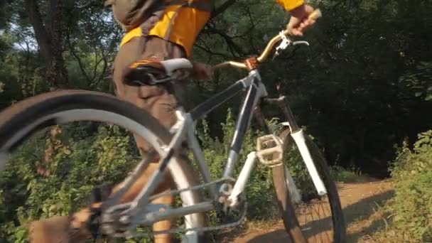 Ung Man Cykel Med Hjälm Rida Skogen Solig Dag — Stockvideo