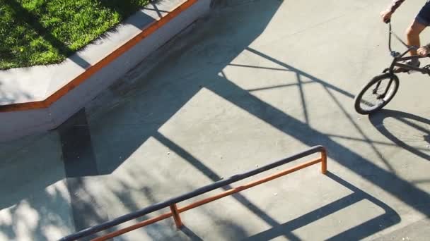 Balade Masculine Sur Vélo Bmx Extérieur Dans Skatepark Béton — Video