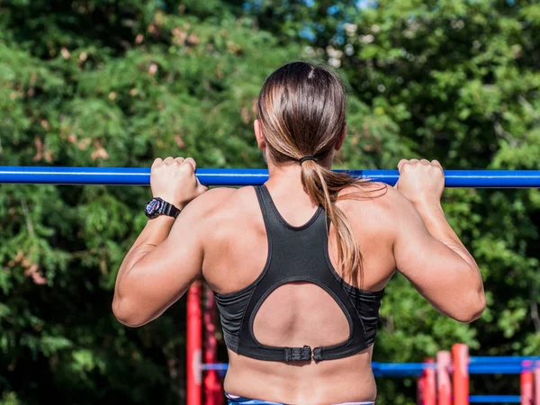 Junge Starke Frau Trainiert Sommer Freien Profisportlerin Macht Übungen Park — Stockfoto