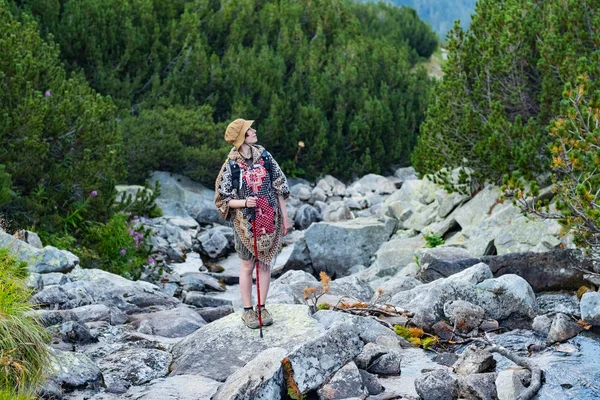 Mladá Žena Cestovatel Pončo Batohem Stojí Velkých Skalách — Stock fotografie