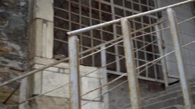 Siyah silahlı haydut, sokakta soyguncu, terk edilmiş şehir geçmişi.