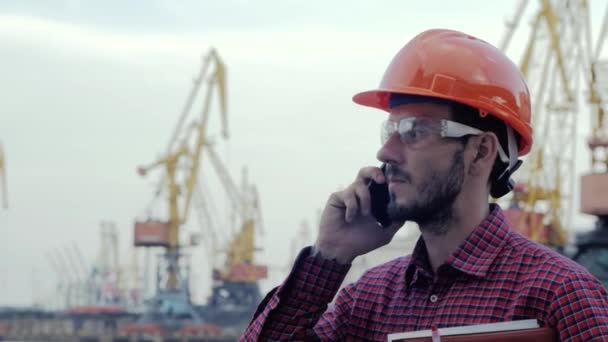 Jonge Mannelijke Werknemer Van Zeehaven Helm Kranen Zee Achtergrond — Stockvideo