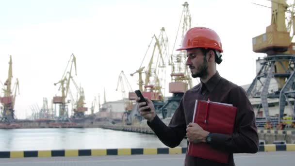 Jeune Travailleur Masculin Port Mer Dans Casque Grues Fond Marin — Video