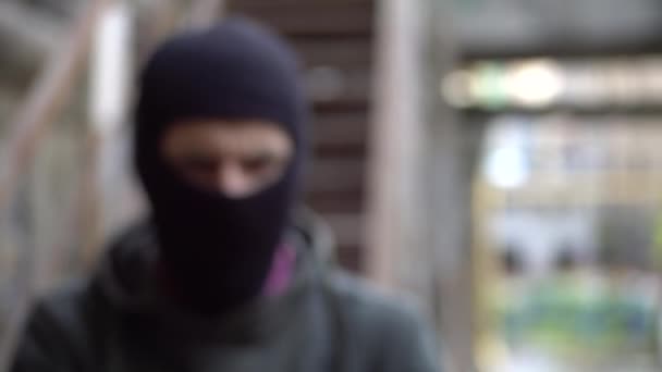 Bandiet Met Zwart Pistool Straatrover Verlaten Stedelijke Achtergrond — Stockvideo