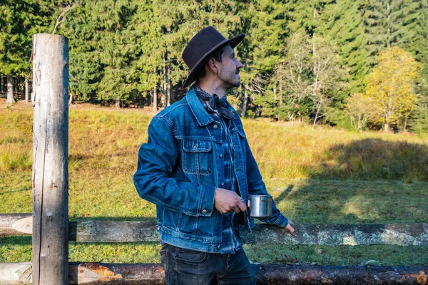 Ung Manlig Bonde Jeansjacka Och Cowboyhatt Står Nära Trästaketet Mot — Stockfoto