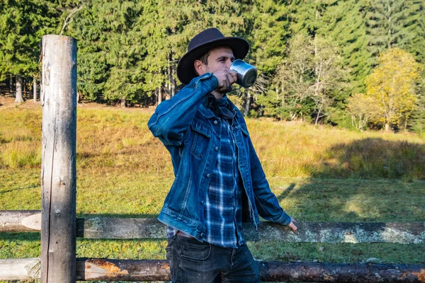 Ung Manlig Bonde Jeansjacka Och Cowboyhatt Står Nära Trästaketet Mot — Stockfoto