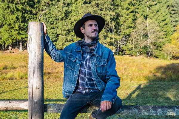 Giovane Agricoltore Maschio Giacca Jeans Cappello Cowboy Stare Vicino Alla — Foto Stock