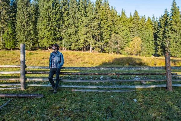 Ung Manlig Bonde Jeansjacka Och Cowboyhatt Står Nära Trästaketet Mot — Stockfoto